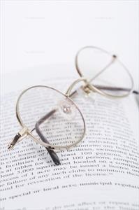 تصویر با کیفیت عینک طبی روی کتاب